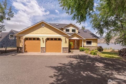 Photo of 915 S Lakeshore Drive, Chelan, WA 98816 (MLS # 2541921)