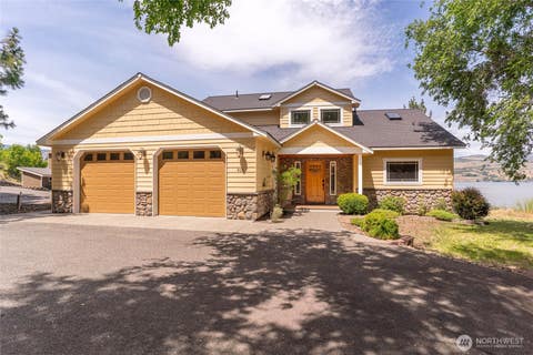 Photo of 915 S Lakeshore Road, Chelan, WA 98816 (MLS # 2541921)