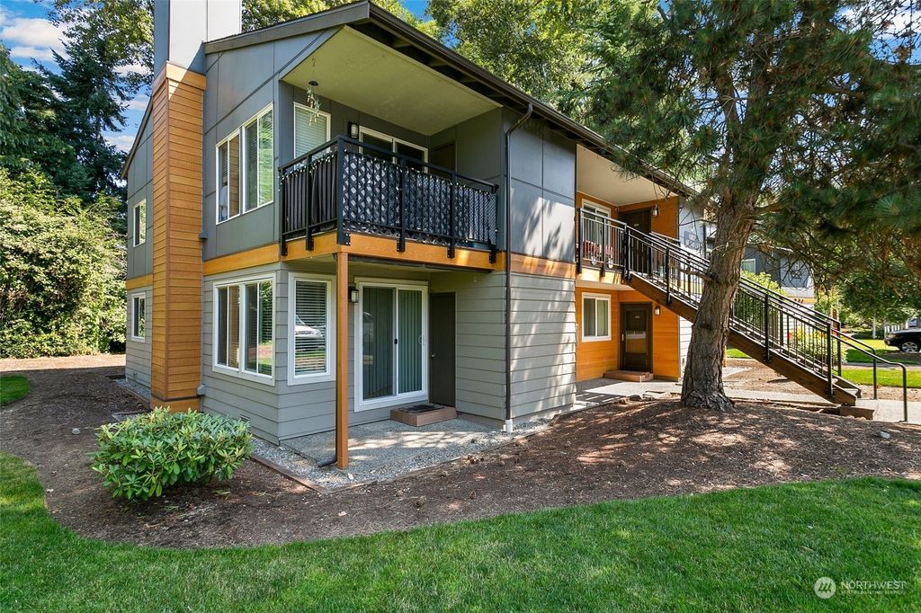 Photo of 10822 NE 148th Lane #J101, Bothell, WA 98011 (MLS # 2137785)