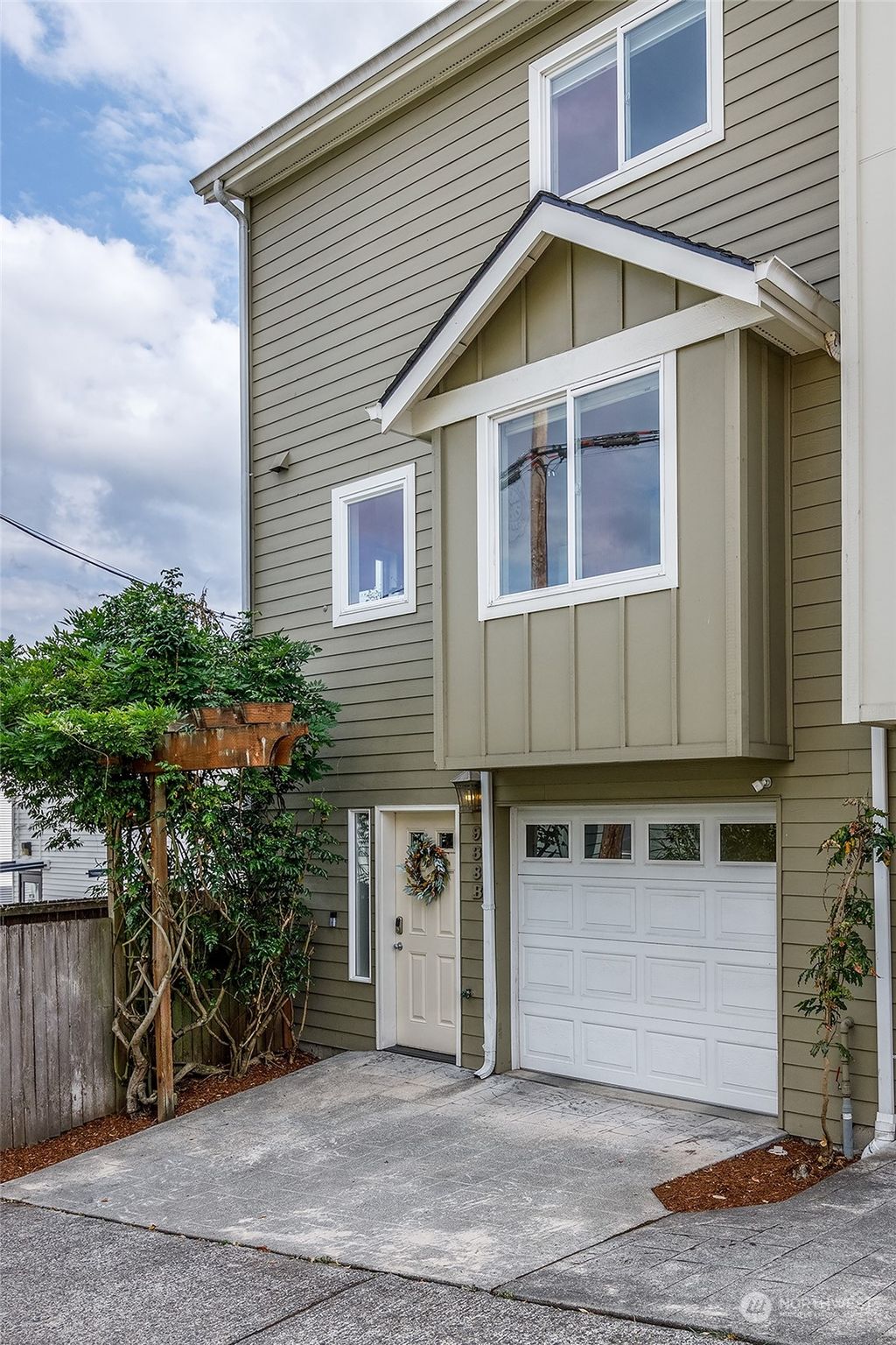 Photo of 938 N 35th Street #B, Seattle, WA 98103 (MLS # 2284996)