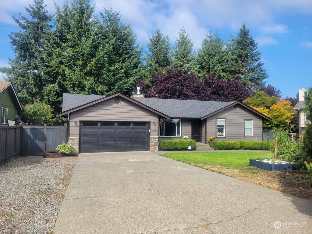 Photo of 1924 SW 354 Street, Federal Way, WA 98023 (MLS # 2156362)