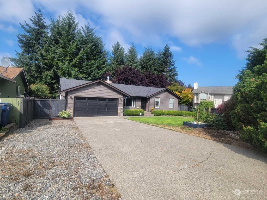 Photo of 1924 SW 354 Street, Federal Way, WA 98023 (MLS # 2156362)