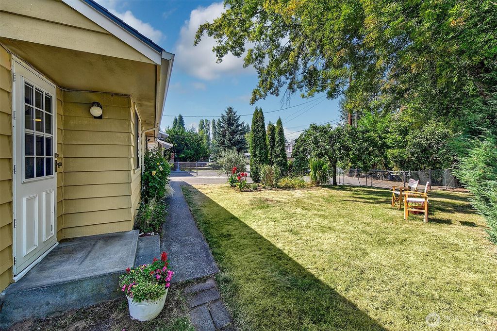 Photo of 12102 10th Avenue SW, Burien, WA 98146 (MLS # 2416712)
