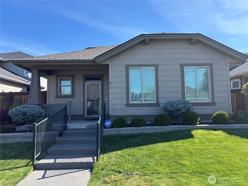 Photo of 611 SE Whimbrel Loop, College Place, WA 99324 (MLS # 2504254)
