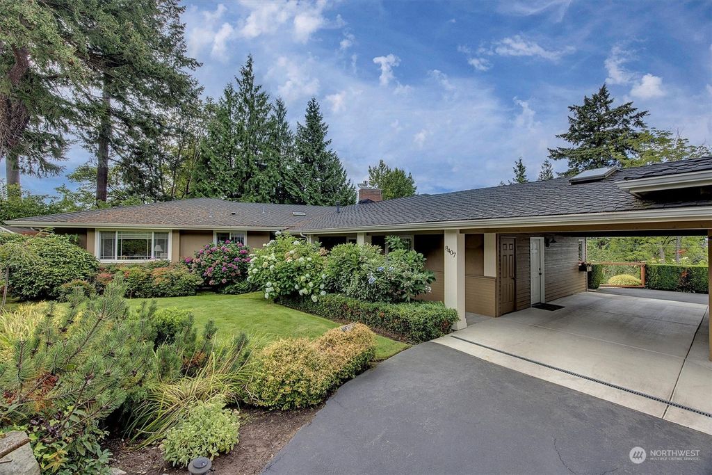 Photo of 8407 SE 47th St St, Mercer Island, WA 98040 (MLS # 2329427)