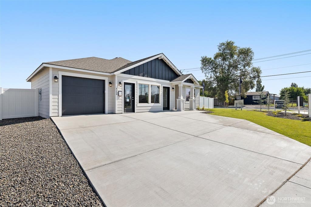 Photo of 4208 W Sandy Ct Ct, Moses Lake, WA 98837 (MLS # 2543207)