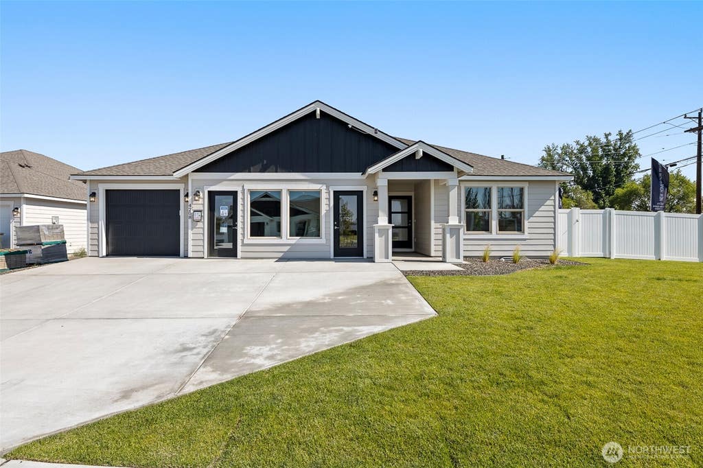 Photo of 4208 W Sandy Ct Ct, Moses Lake, WA 98837 (MLS # 2543207)
