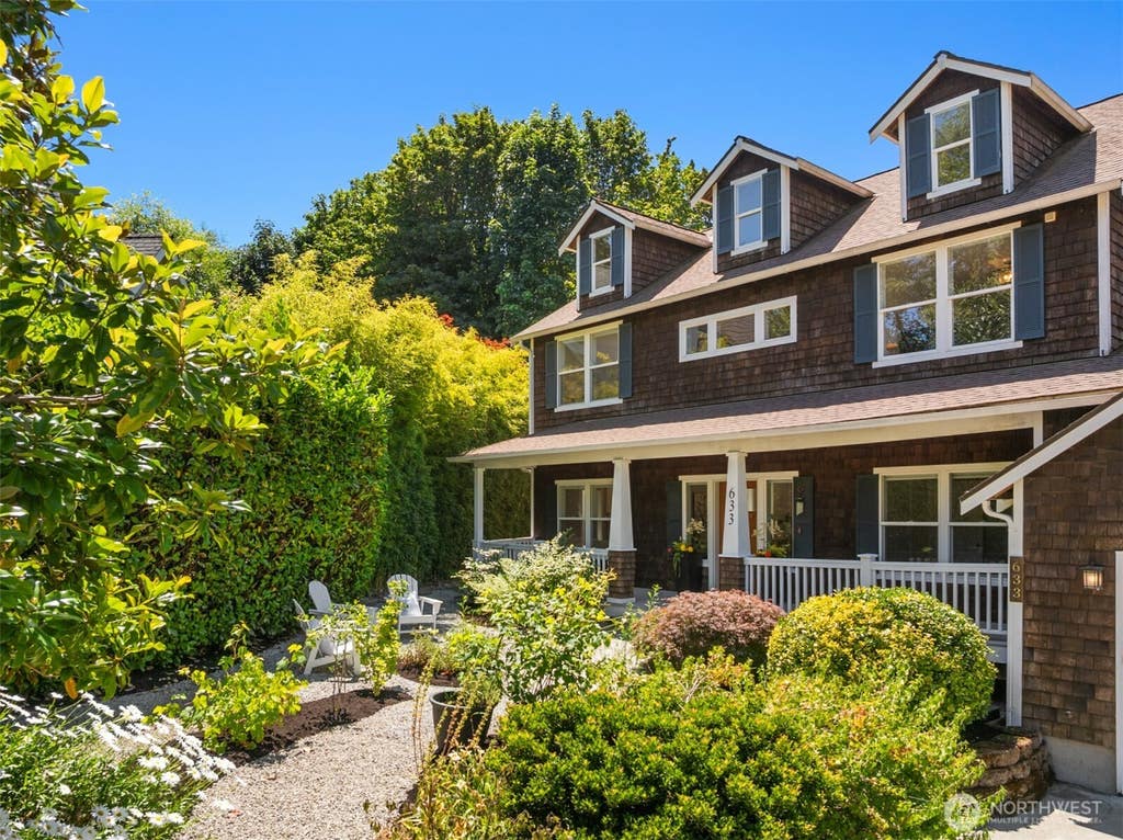 Photo of 633 Klickitat Place NE, Bainbridge Island, WA 98110 (MLS # 2555476)