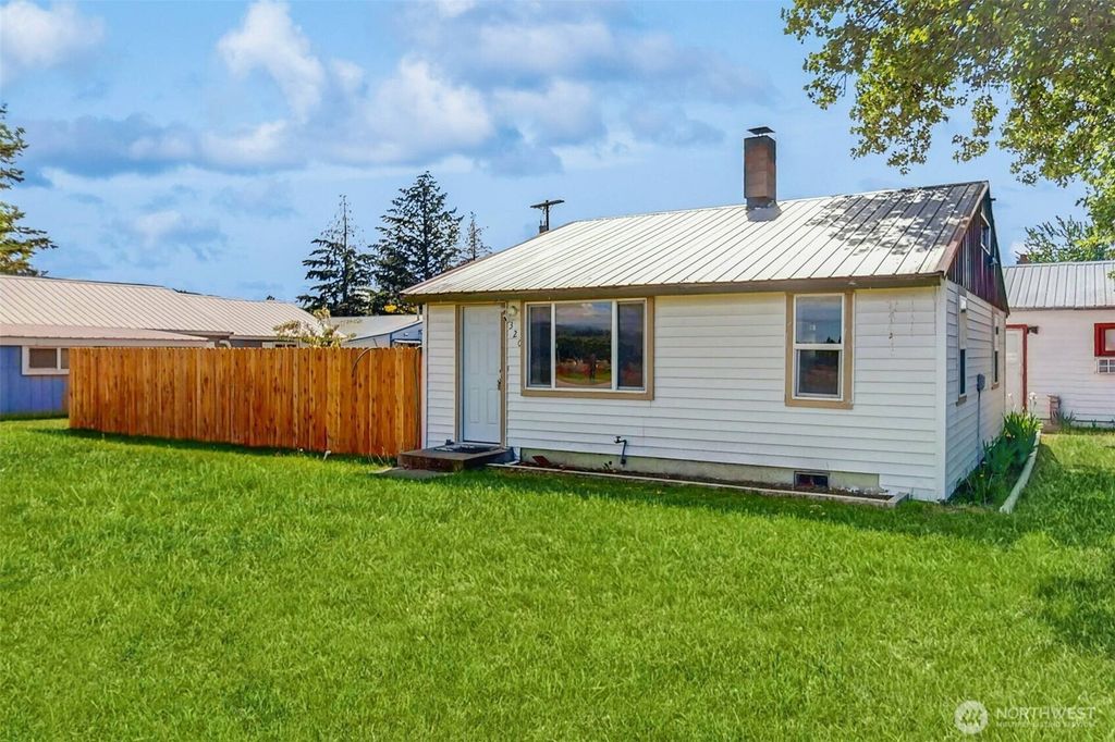 Photo of 320 S Central Street, Brewster, WA 98812 (MLS # 2498161)
