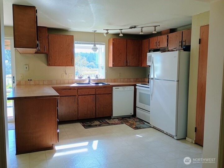 3295 Hastings Avenue