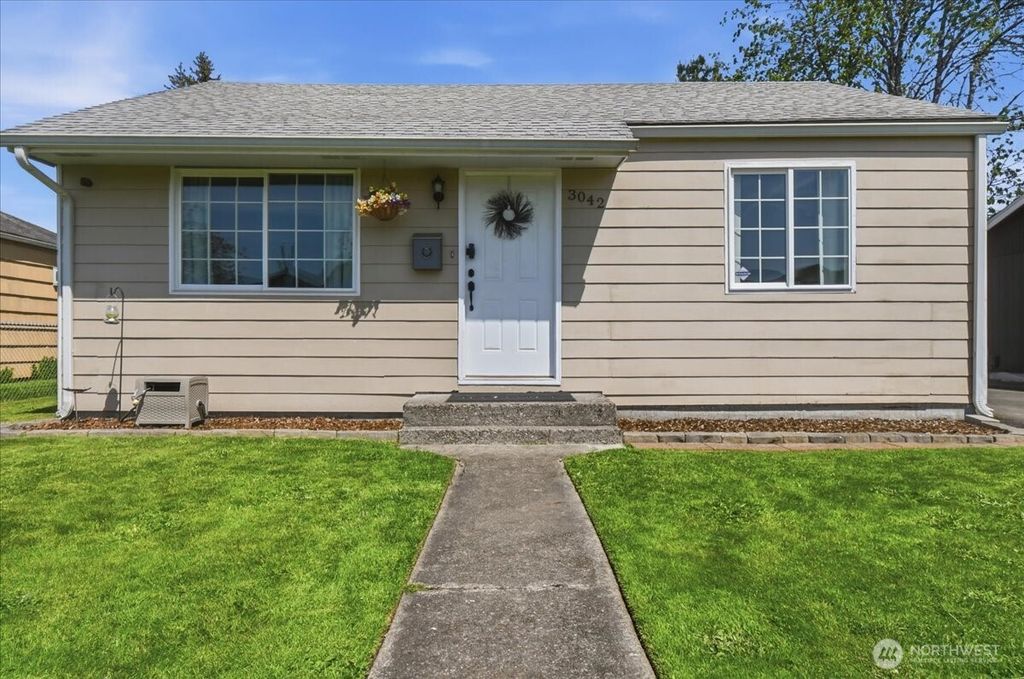 Photo of 3042 Field Street, Longview, WA 98632 (MLS # 2522526)