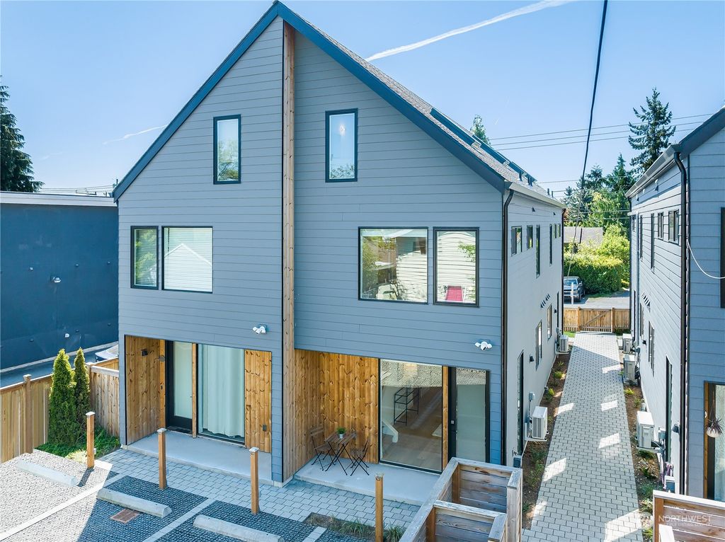 Photo of 916 N 100th Street #B, Seattle, WA 98133 (MLS # 2246766)