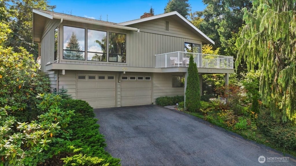 Photo of 4731 NE 201st Place, Lake Forest Park, WA 98155 (MLS # 2549299)