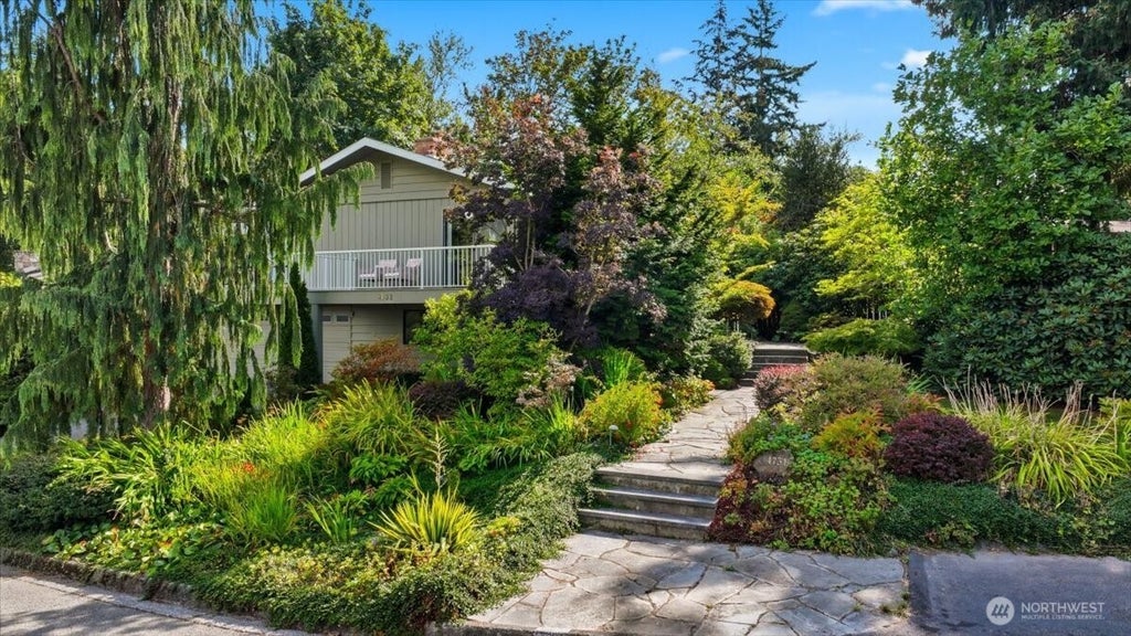 Photo of 4731 NE 201st Place, Lake Forest Park, WA 98155 (MLS # 2549299)