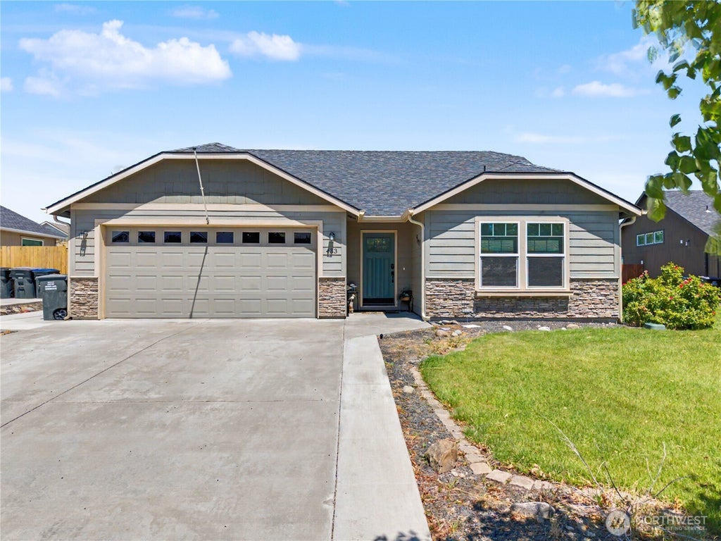 Photo of 433 S Trillium Way, Moses Lake, WA 98837 (MLS # 2540271)