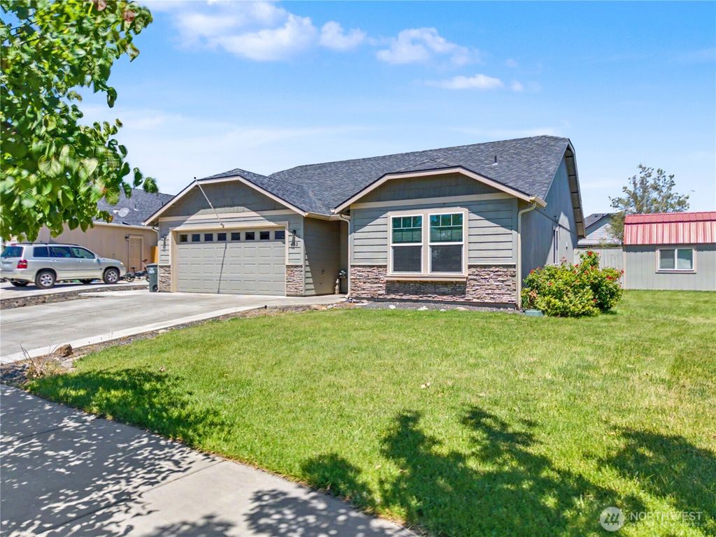 Photo of 433 S Trillium Way, Moses Lake, WA 98837 (MLS # 2540271)