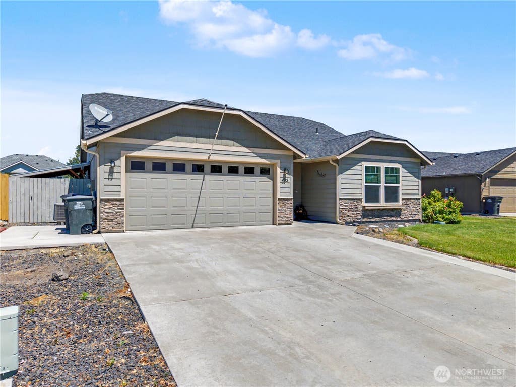 Photo of 433 S Trillium Way, Moses Lake, WA 98837 (MLS # 2540271)