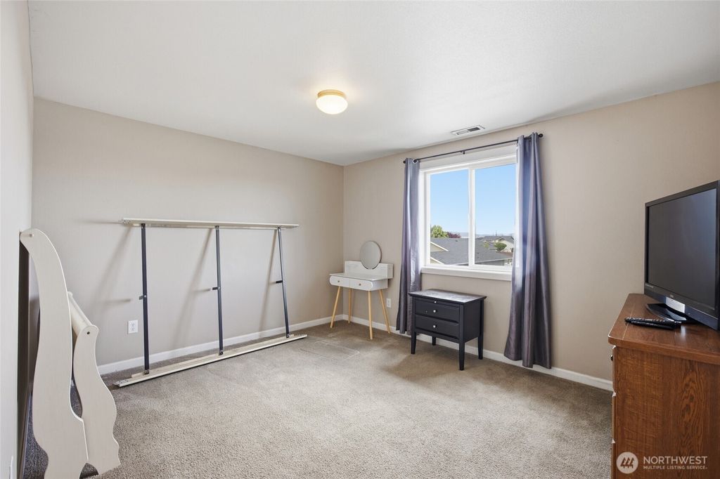 Photo of 802 Willow Avenue NE, Quincy, WA 98848 (MLS # 2510022)