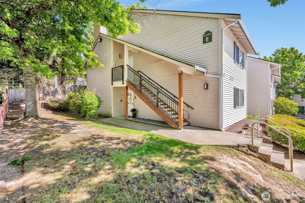 Photo of 4231 NE 5th Street #E101, Renton, WA 98059 (MLS # 2385909)
