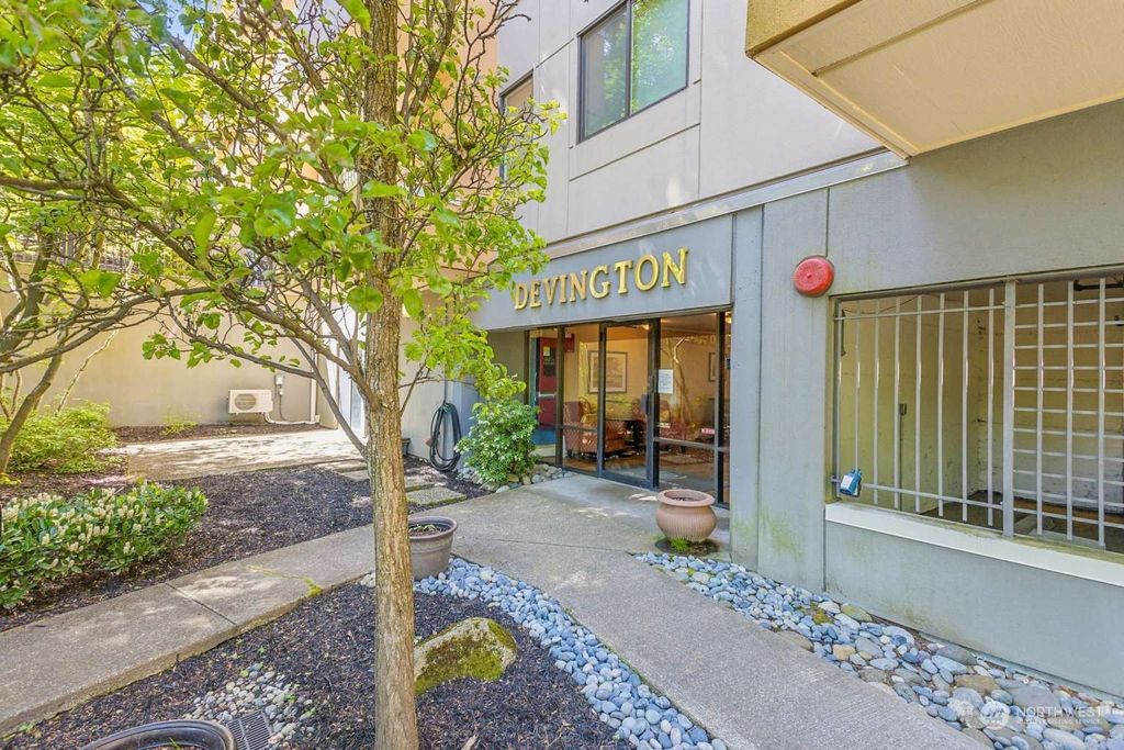 Photo of 7600 SE 29th Street #302, Mercer Island, WA 98040 (MLS # 2243931)