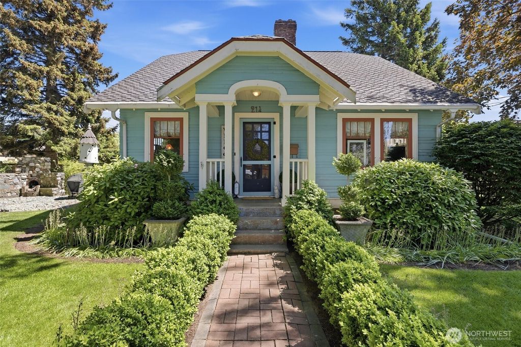 Photo of 214 15th Street, Lynden, WA 98264 (MLS # 2529007)