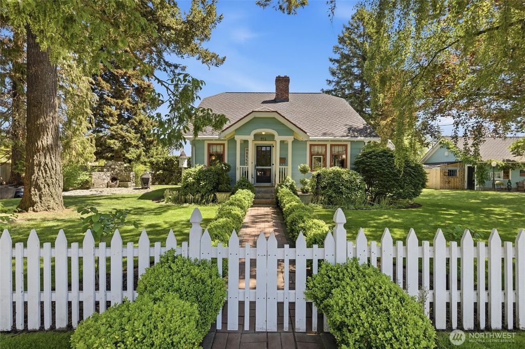 Photo of 214 15th Street, Lynden, WA 98264 (MLS # 2529007)
