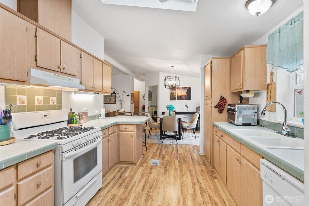 listing image 9366090356121569193