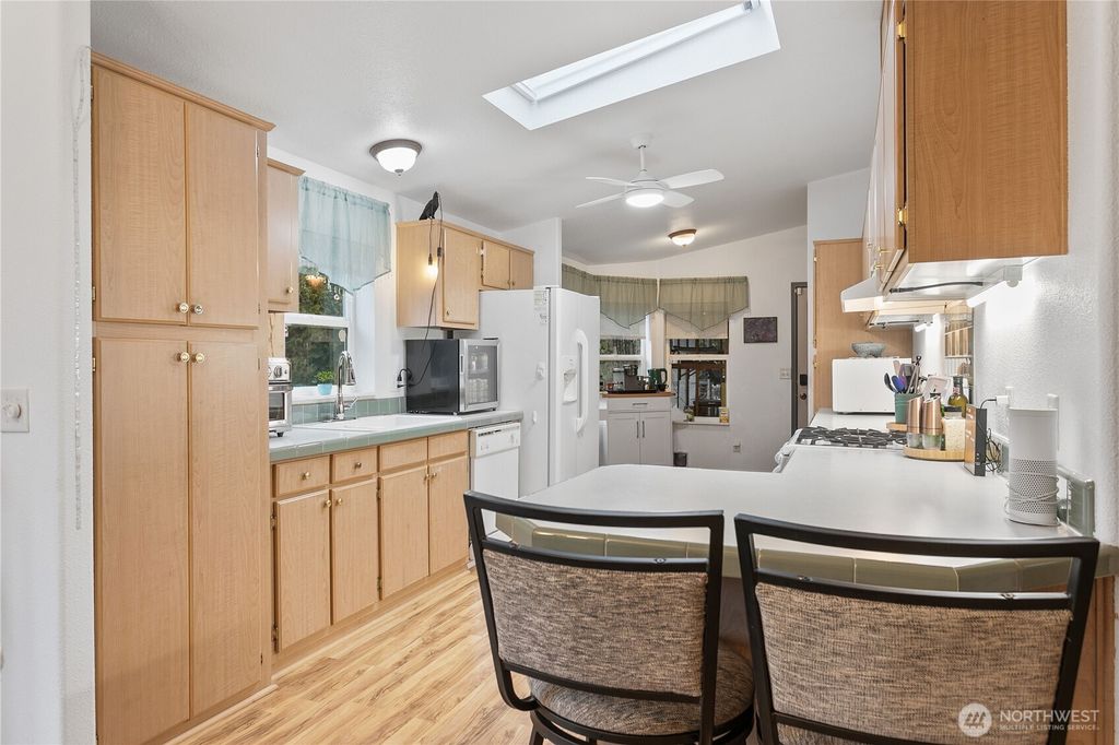 listing image 9364445680665271738