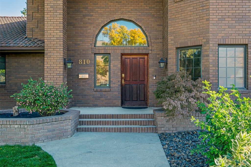 Photo of 810 D Street SW, Ephrata, WA 98823 (MLS # 2485597)