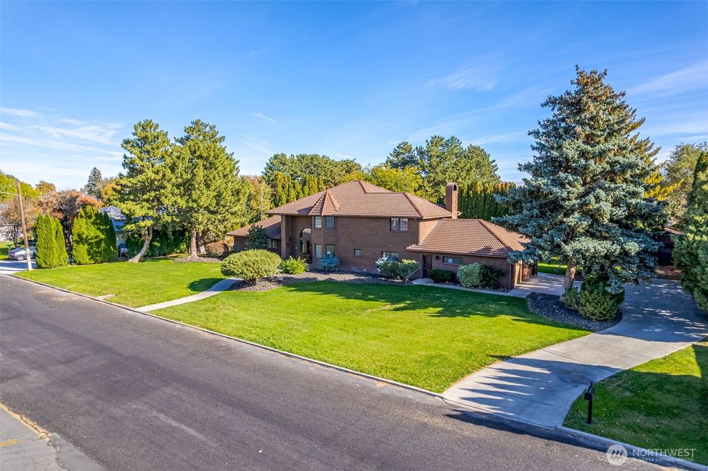 Photo of 810 D Street SW, Ephrata, WA 98823 (MLS # 2485597)