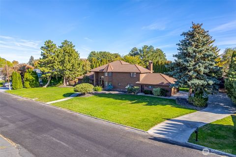 Photo of 810 D Street SW, Ephrata, WA 98823 (MLS # 2485597)