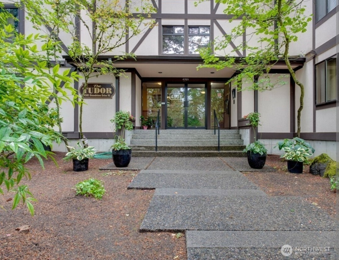 4501 Grandview Dr Drive W t208