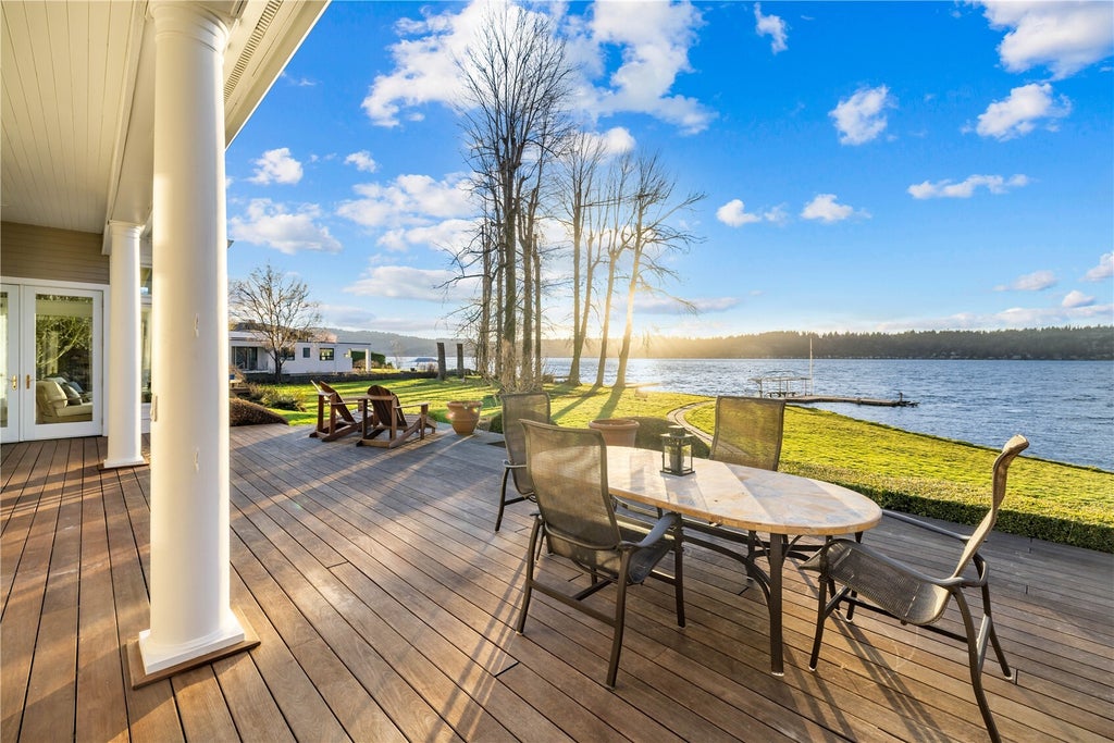 Photo of 649 E Lake Sammamish Parkway SE, Sammamish, WA 98074 (MLS # 2595713)