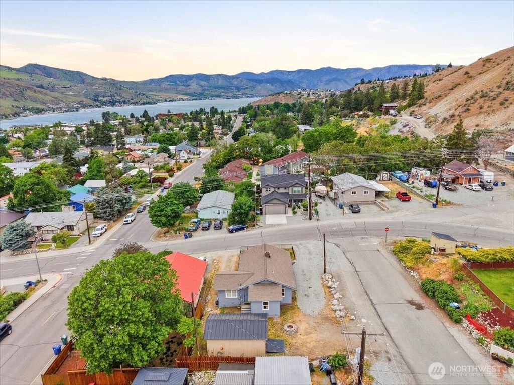 Photo of 608 N Bradley Street, Chelan, WA 98816 (MLS # 2526050)