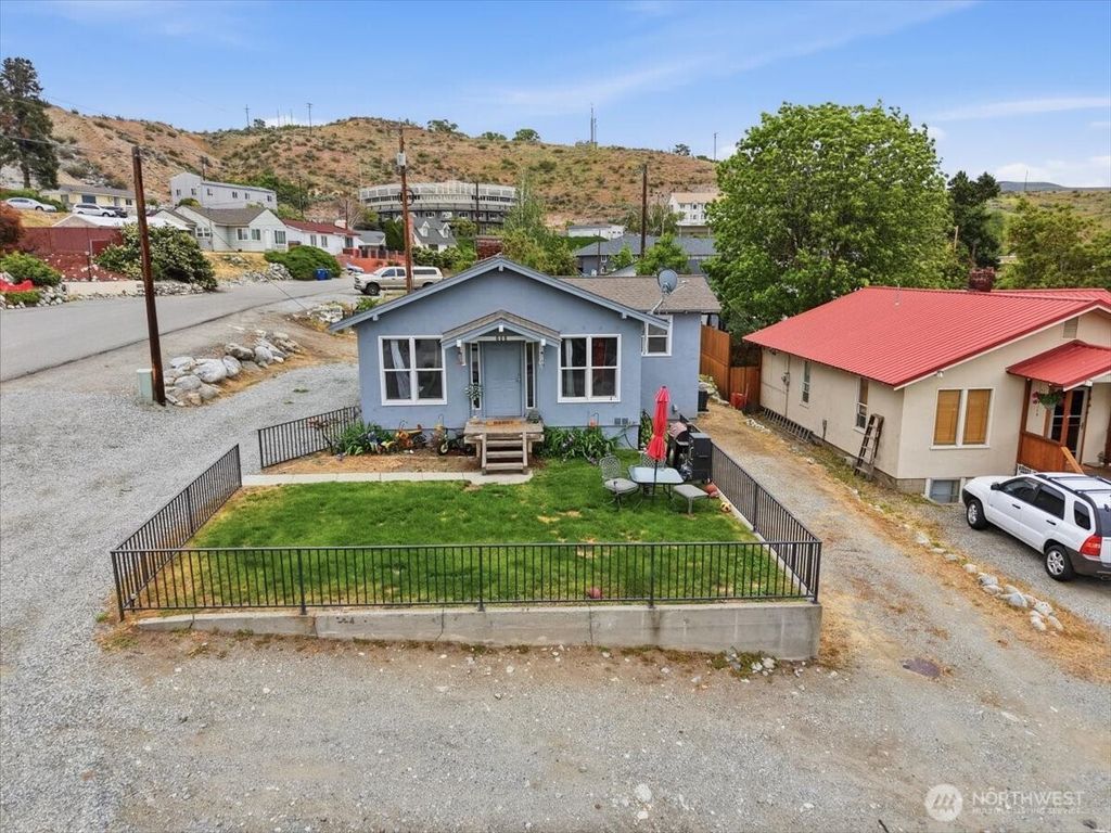 Photo of 608 N Bradley Street, Chelan, WA 98816 (MLS # 2526050)
