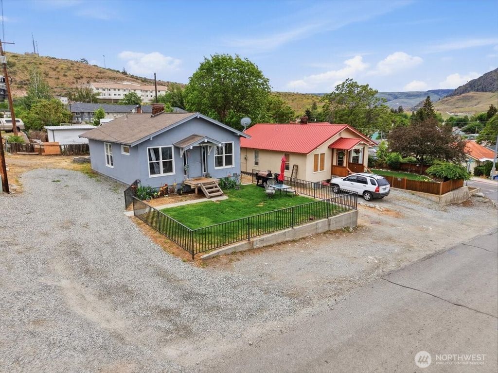 Photo of 608 N Bradley Street, Chelan, WA 98816 (MLS # 2526050)