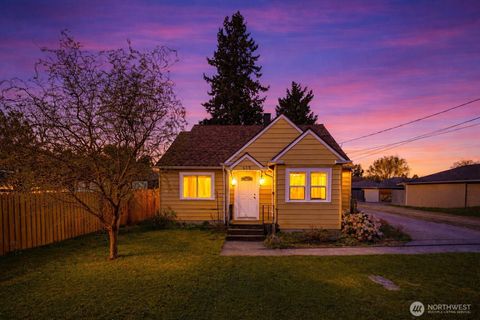 Photo of 513 S Pine Street, Burlington, WA 98233 (MLS # 2503032)