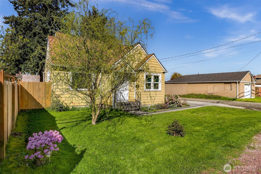 Photo of 513 S Pine Street, Burlington, WA 98233 (MLS # 2503032)