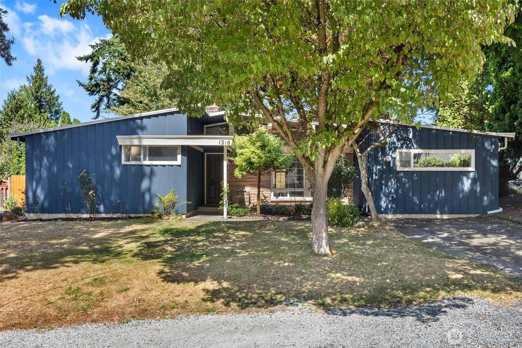 Photo of 1216 N 172nd Street, Shoreline, WA 98133 (MLS # 2566989)