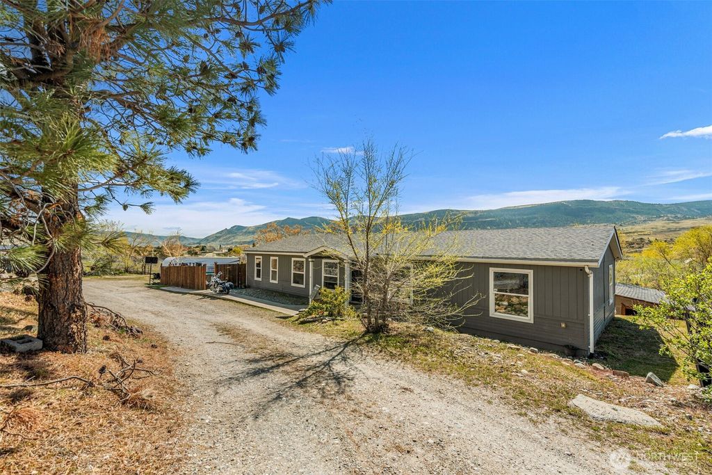 Photo of 1053 S Perry Avenue, East Wenatchee, WA 98802 (MLS # 2502835)