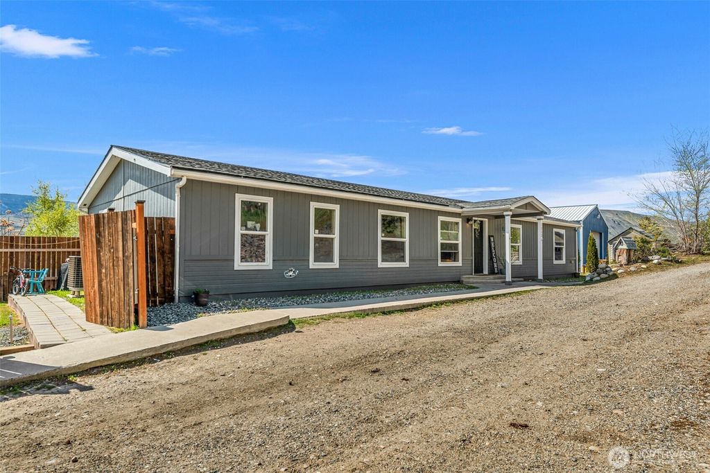 Photo of 1053 S Perry Avenue, East Wenatchee, WA 98802 (MLS # 2502835)