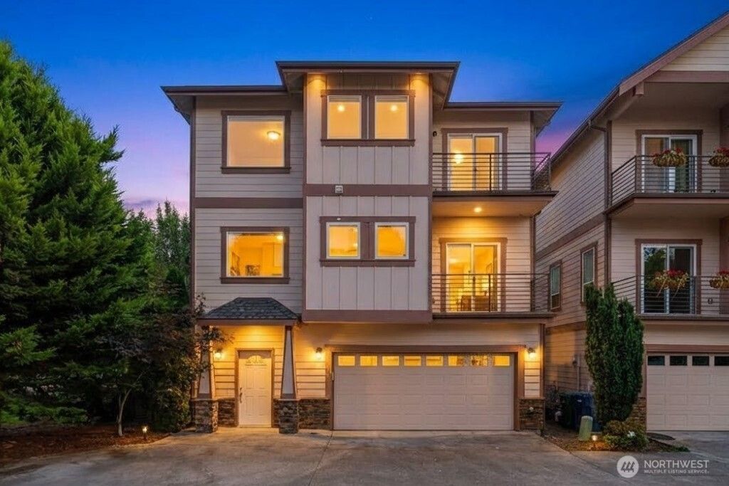 Photo of 810 5th Avenue NW, Issaquah, WA 98027 (MLS # 2482107)