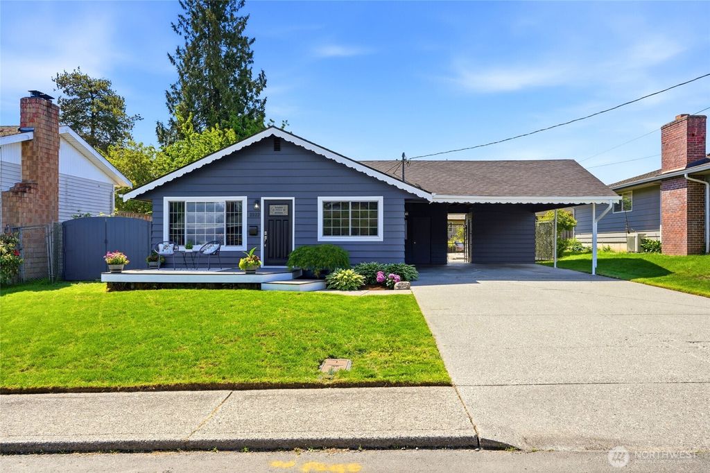 Photo of 2222 Oklahoma Avenue, Everett, WA 98201 (MLS # 2520944)