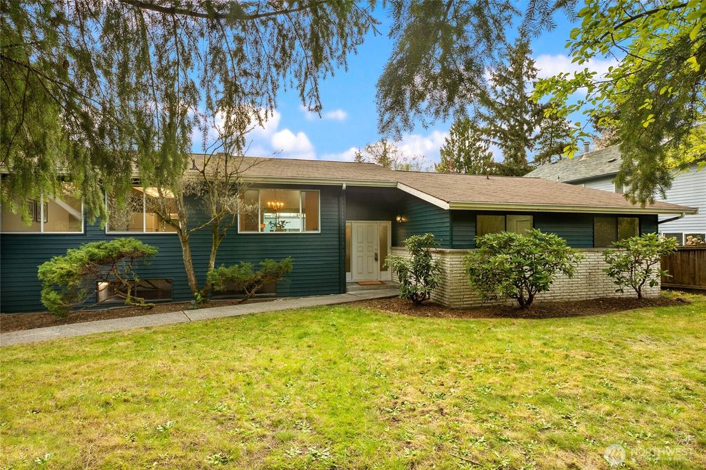 Photo of 12511 37th Avenue NE, Seattle, WA 98125 (MLS # 2507449)