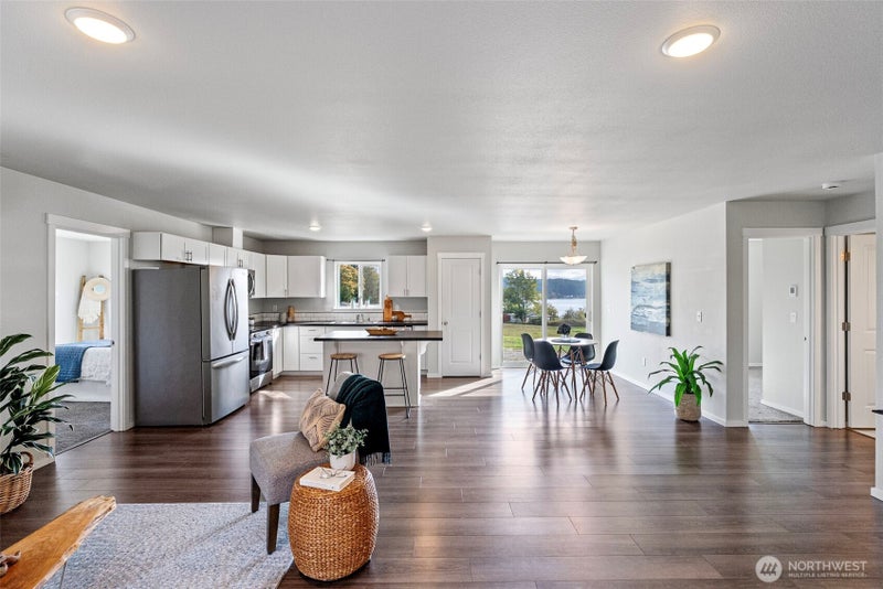 11 E Wickersham Lane