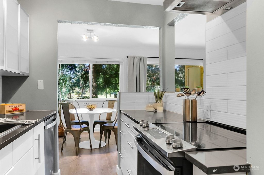 Photo of 14602 NE 51st Street #D2, Bellevue, WA 98007 (MLS # 2263907)