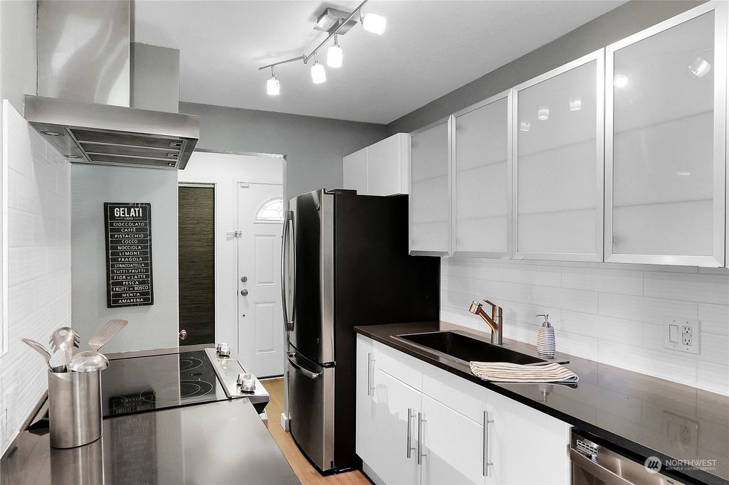 Photo of 14602 NE 51st Street #D2, Bellevue, WA 98007 (MLS # 2263907)