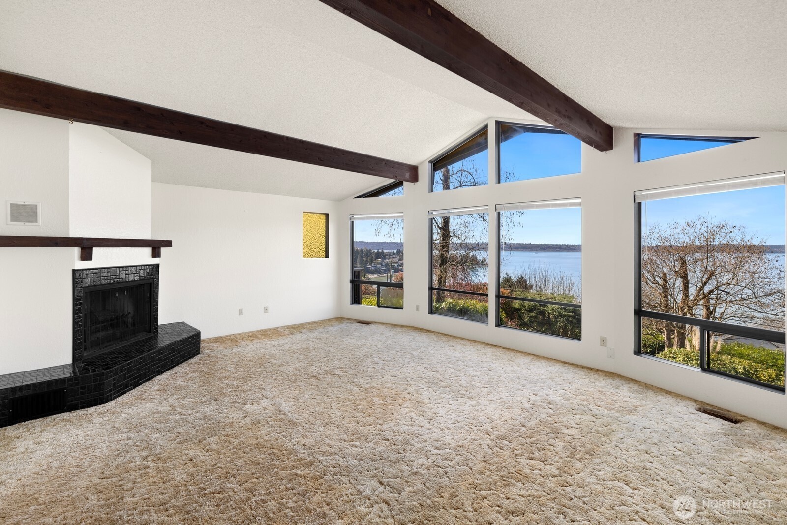 7821 East Side Drive NE