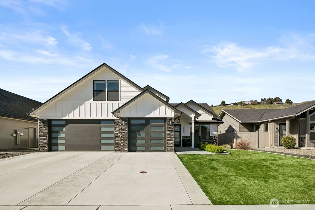 Photo of 1014 Racine Springs Drive, Wenatchee, WA 98801 (MLS # 2503191)