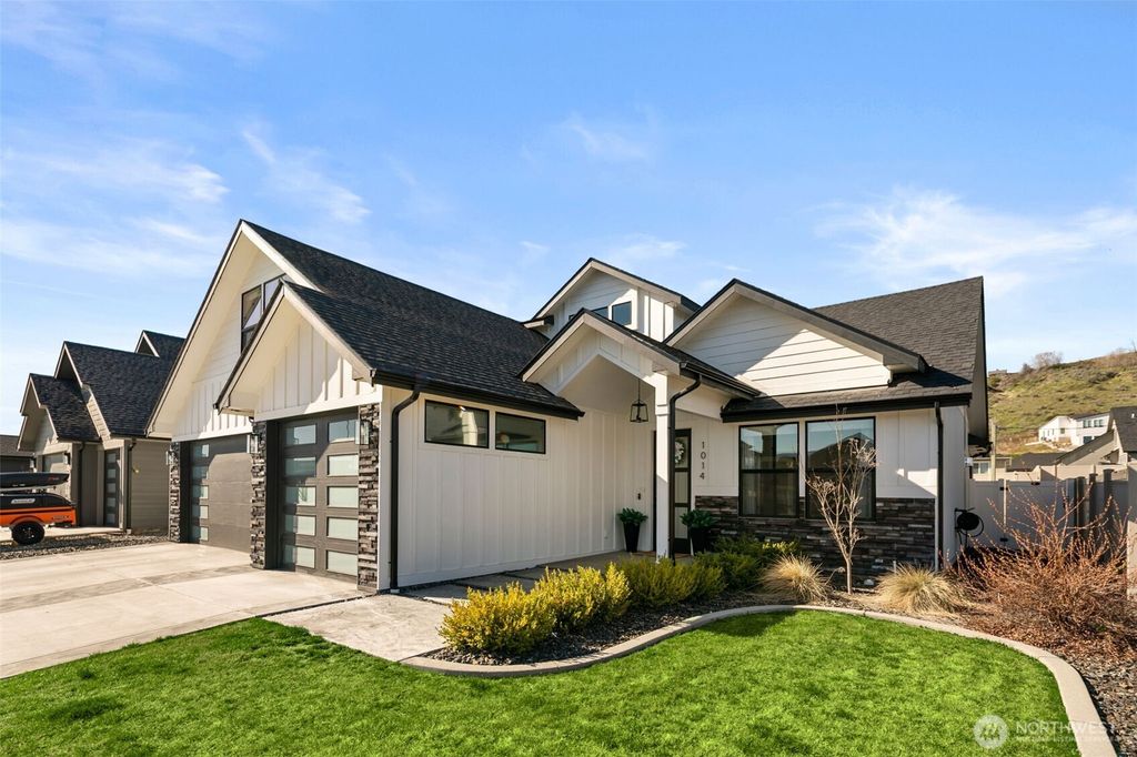 Photo of 1014 Racine Springs Drive, Wenatchee, WA 98801 (MLS # 2503191)